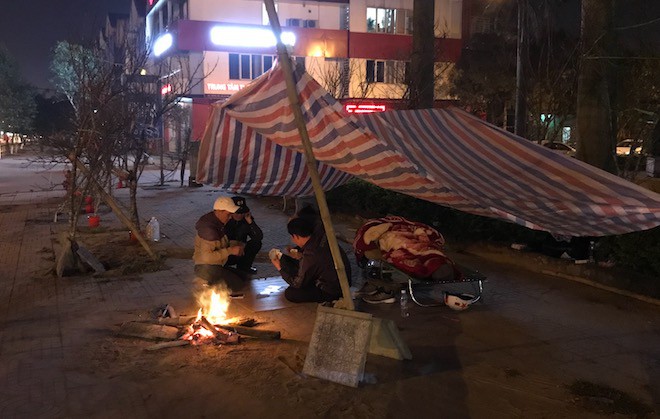 Trắng đêm ngồi co ro đốt củi sưởi ấm để canh đào, quất, hoa Tết